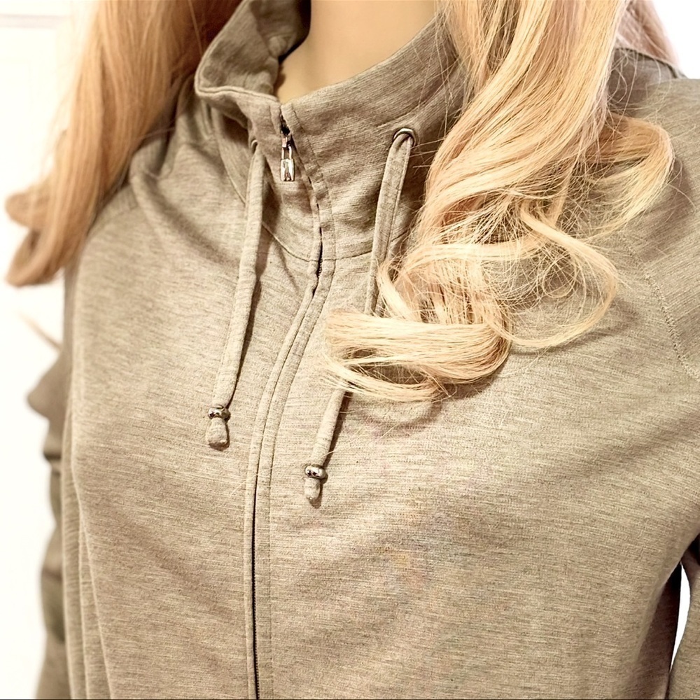 ST. JOHN SPORT NWOT LOUNGEWEAR 2 PIECE SET IN GRAY ADJUSTS FROM SMALL TO LARGE